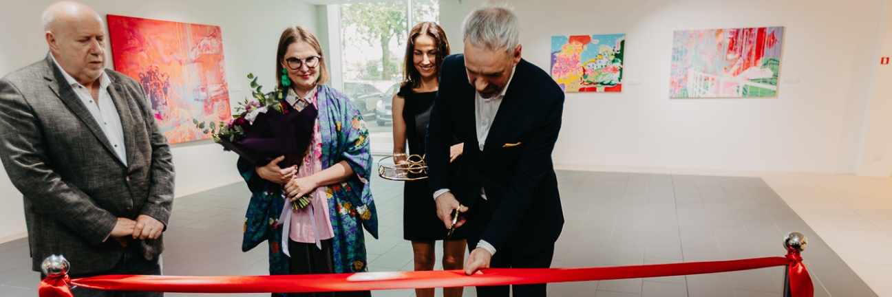 BMW autocentrā atklāta gleznotājas Kristīnes Kutepovas darbu izstāde